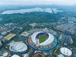 为什么打者在挥棒结束后会下意识地调整头盔或球带的位置